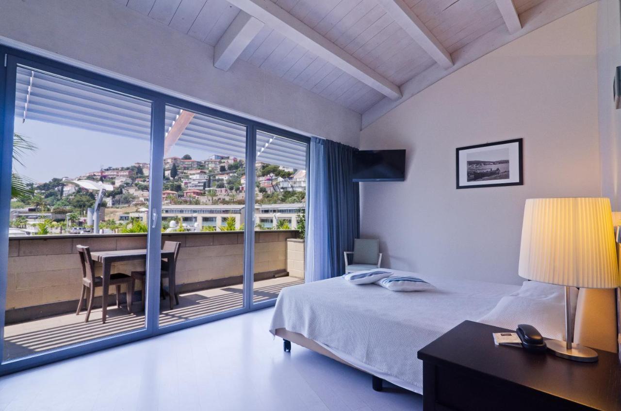 Hotel Riviera Dei Fiori San Lorenzo al Mare Eksteriør billede